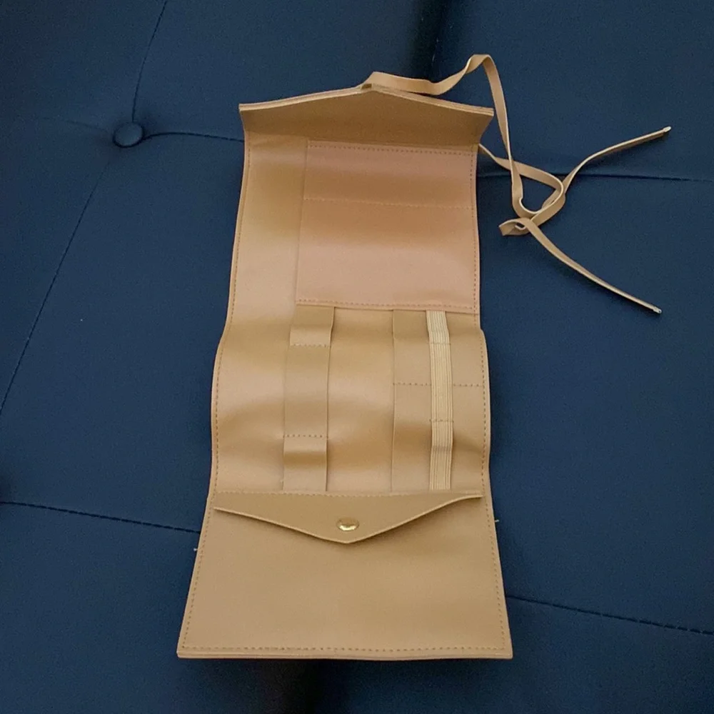 🦋 Glass Ladder & CO. Tan Tech Organizer - Picture 3 of 4